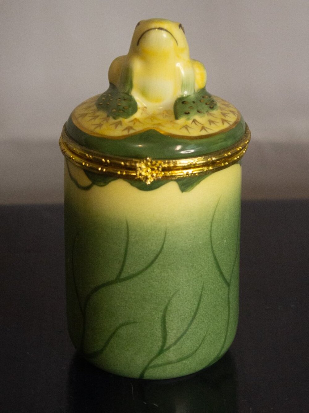 Bombay Company Porcelain Trinket Box/Candle Yellow & Green Frog on a Lily Pad